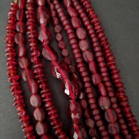 Vintage multi strand layered various red glass beaded necklace - Picture 7 of 16